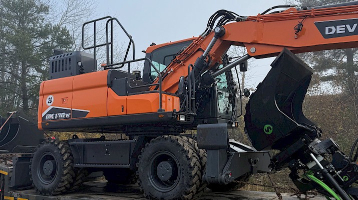 Nové kolové rypadlo rozšiřuje možnosti stavební údržby v Dukovanech
